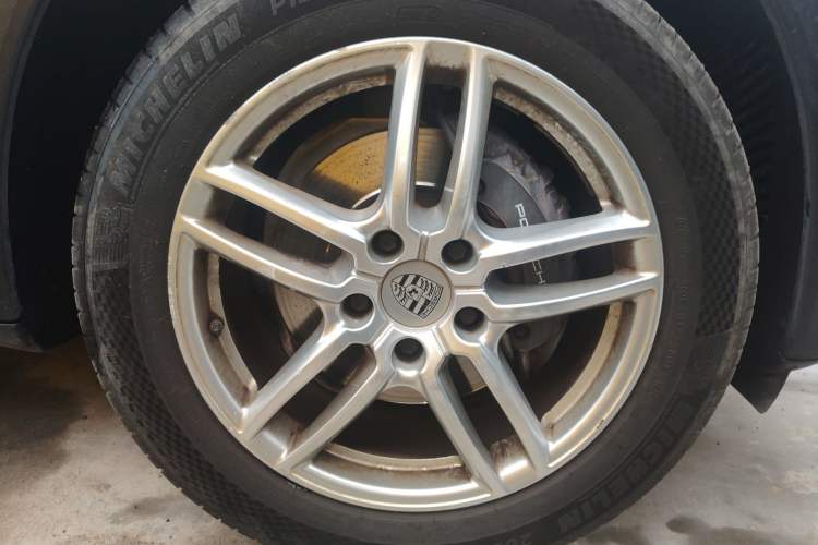 Used Porsche Cayenne 2016 Cayenne 3.0T Right Front Wheel Hub