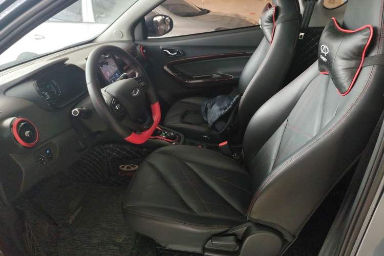 Used Chery QQ Little Ant 2022 Restyled Version Sweet Pink Edition Half-Sugar Version 30.6 kWh 30 kW 301 km Left Front Seat