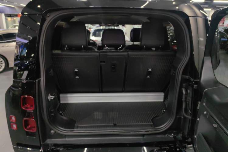 Used Land Rover Defender 2023 Facelift 90 3.0T P400 XS Trunk