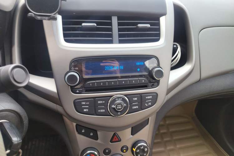 Used Chevrolet Aveo Sonic 2014 Sedan 1.4SL MT Comfort Edition Audio And AC Panel