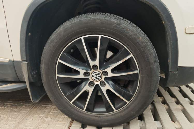 Used Volkswagen Tiguan 2013 1.8 TSI Automatic All-Wheel Drive Luxury Model Right Front Wheel Hub