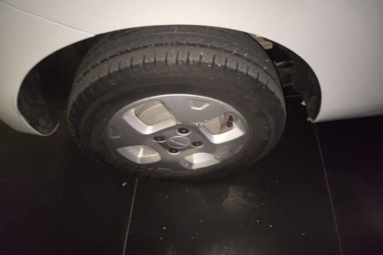 Used Roewe Clever 2021 302 km New Four-Seater Super-Efficient Version Right Rear Wheel Hub