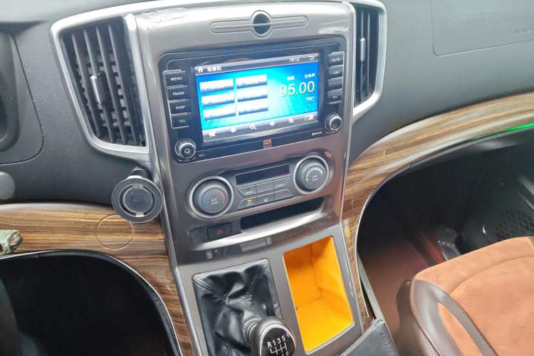 Used FORTHING Lingzhi PLUS 2021 2.0L Manual Luxury 7-Seater Audio And AC Panel