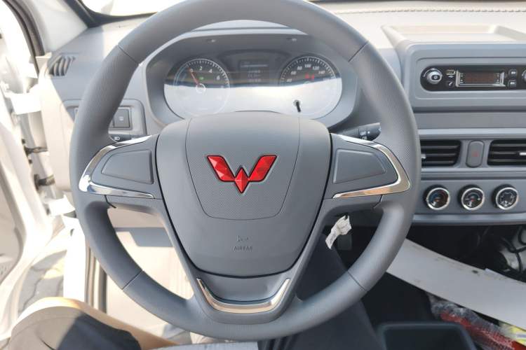 Used Wuling Yangguang 2024 300KM Comfort Version Passenger Van 75kW