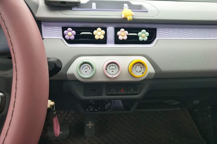 Used Chery QQ Ice Cream 2022 120km Conical Shape Lithium Iron Phosphate Audio And AC Panel