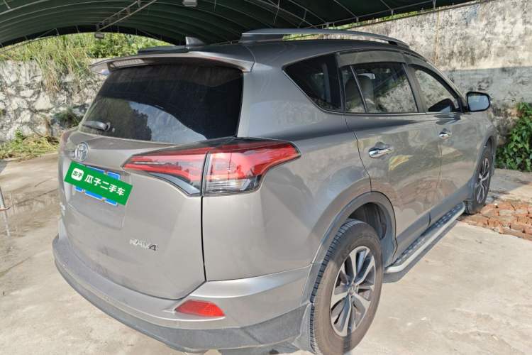 Used Toyota RAV4 2019 2.0L CVT Two-Wheel Drive Luxury Version China VI Standard
