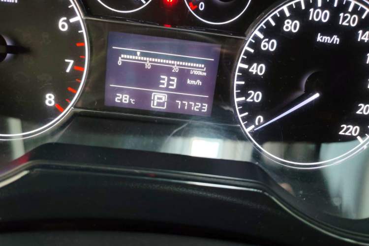 Used Nissan Tiida 2014 1.6L CVT Smart Model Odometer Close Up