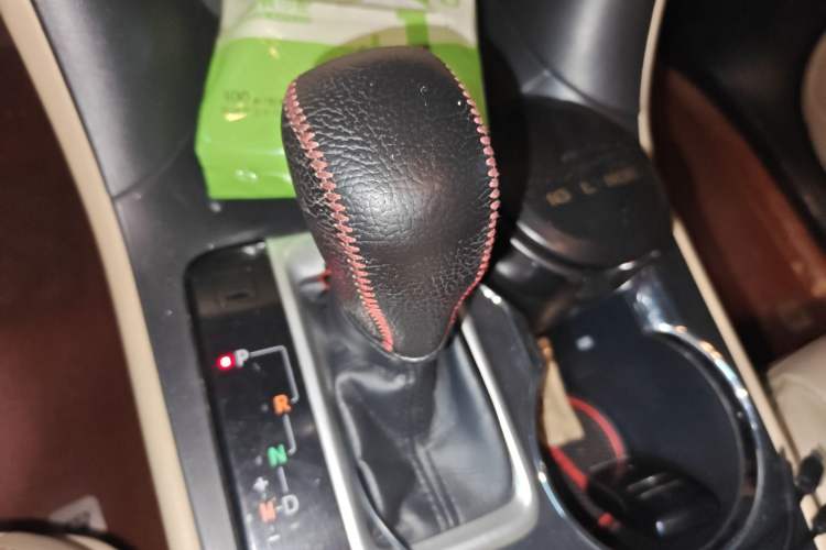 Used Toyota Highlander 2015 2.0T Two-Wheel Drive Luxury Edition 7 Seats Gear Lever