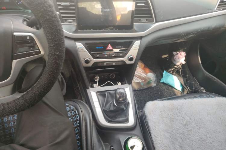 Used Hyundai Elantra (6th Generation / Lingdong) 2016 1.6L Manual ZhiXuan·Youth Edition Gear Lever