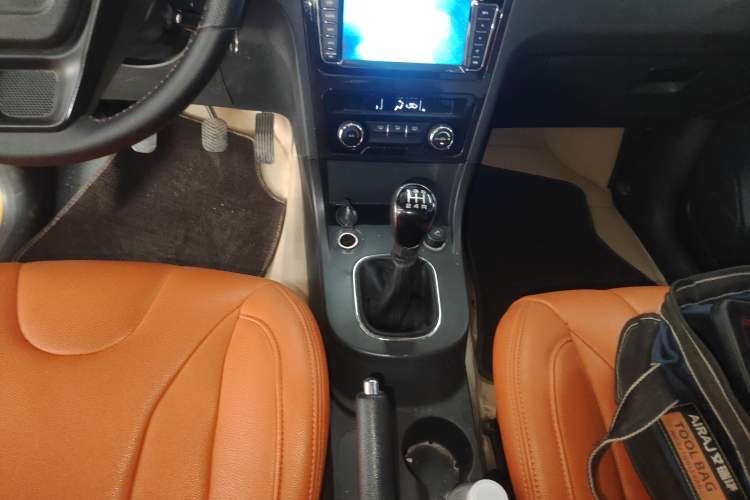 Used Dongfeng Fengon 370 2016 1.5L Manual Luxury Version SFG15-05 7 Seats