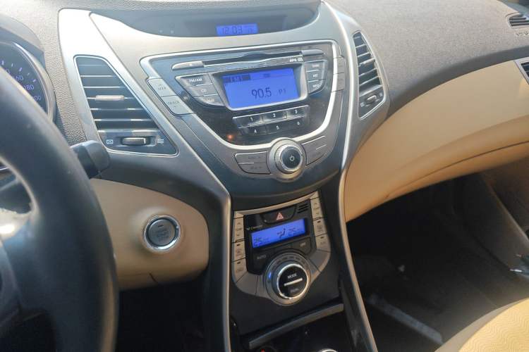 Used Hyundai Elantra (5th Generation / Langdong) 2012 1.6L Automatic Prestige Model Audio And AC Panel