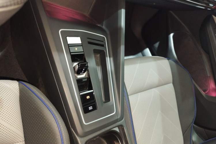 Used Volkswagen Golf 2025 Facelift 300TSI R-Line Gear Lever