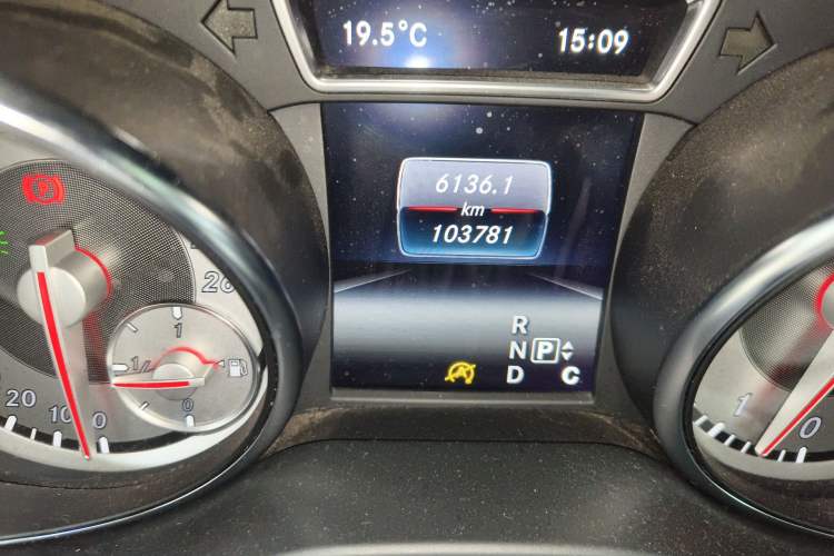 Used Mercedes-Benz GLA 2016 GLA 200 Sport Edition Odometer Close Up