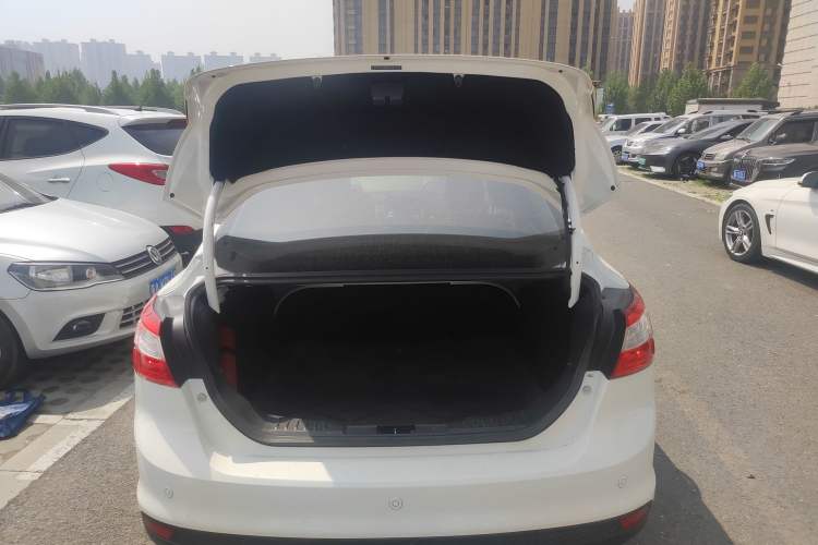 Used Ford Focus 2012 Sedan 1.6L Automatic Fashion Edition
