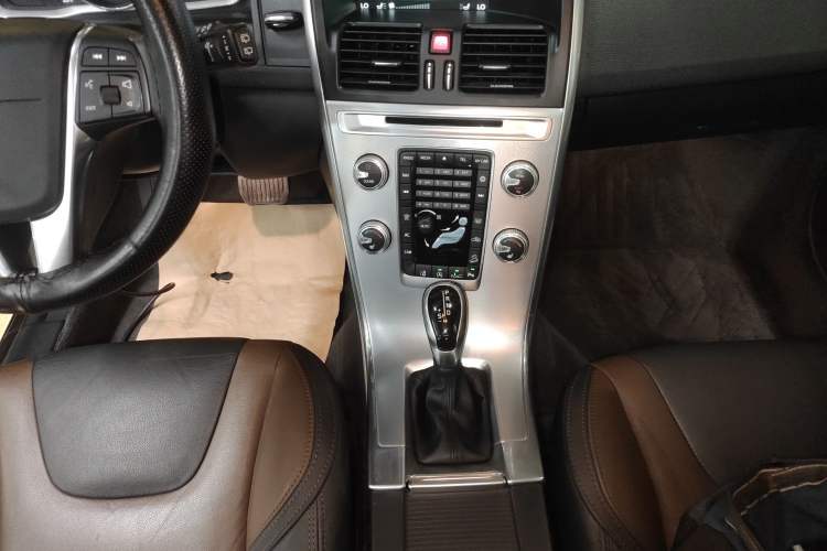 Used Volvo XC60 2017 T5 AWD Smart Range Edition Gear Lever