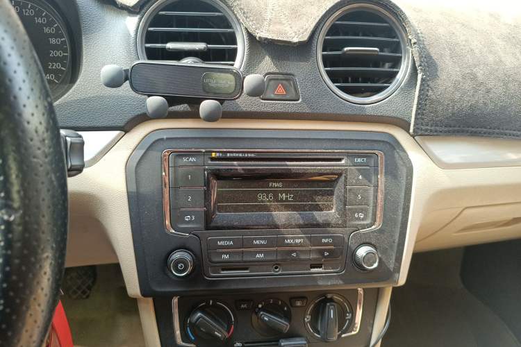 Used Volkswagen Jetta 2013 1.6L Manual Comfort Model Audio And AC Panel