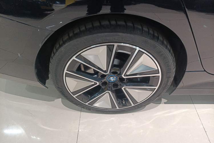 Used BMW i3 2024 eDrive 40 L Midnight Sports Package Right Rear Wheel Hub