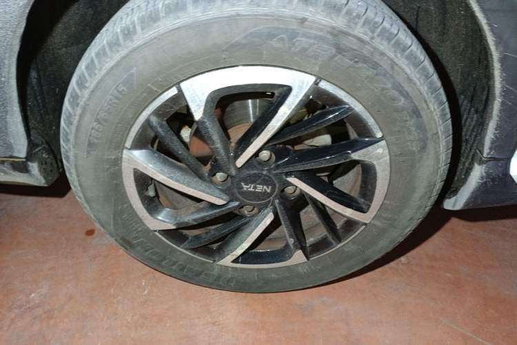 Used NETA V 2021 Long-Range Entertainment Edition Upgrade Model Right Front Wheel Hub