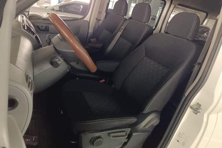 Used SAIC MAXUS Xintu V80 2021 2.0T Manual Classic Aoyuntong Short Wheelbase Mid-Roof 5/6-Seater
