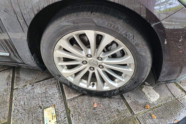 Used Buick LaCrosse 2016 Revised Version 28T Elite Edition Right Front Wheel Hub