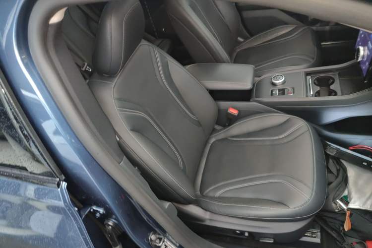 Used Ford Mustang Mach-E 2021 AION Y Plus Rear-Drive Luxury Edition (Long Range) Right Front Seat