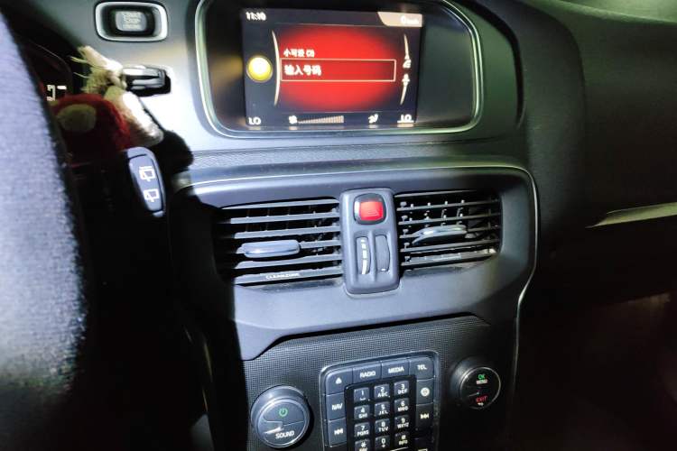 Used Volvo V40 2018 T3 Zhiyi Edition Audio And AC Panel