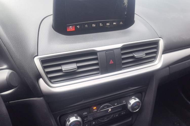 Used Mazda 3 Axela 2019 Cloud-Controlled Sedan 1.5L Automatic Luxury Model China VI Standard Audio And AC Panel