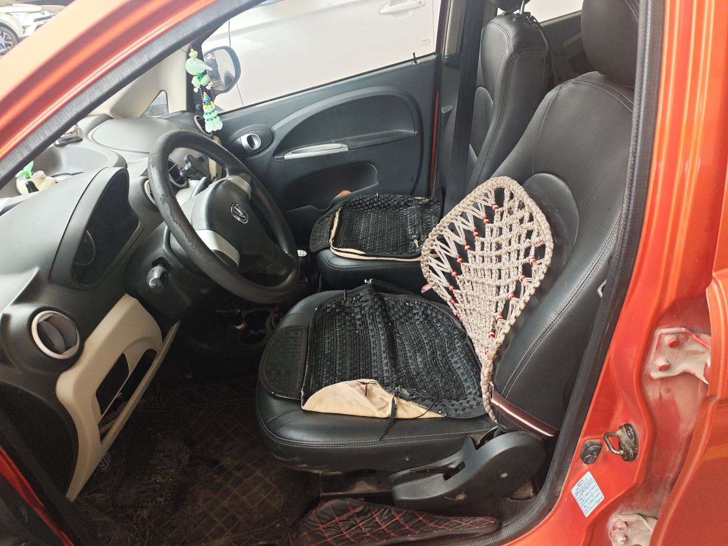 المقاعد الأمامية داخل السيارة