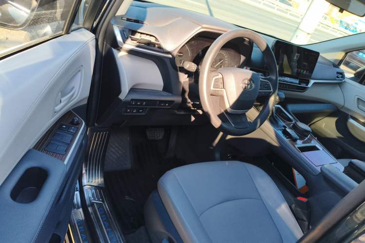 Used Toyota Granvia 2023 2.5L Hybrid Luxury Edition