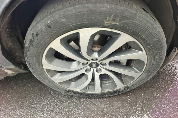 Used Land Rover Discovery Sport 2020 249 PS R-Dynamic Performance Edition Right Front Wheel Hub