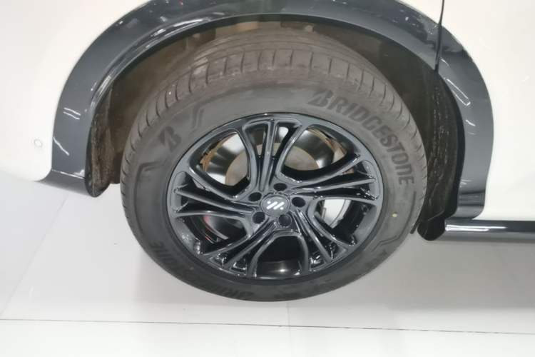 Used IM LS7 2023 90 kWh Elite Rear-Drive Version

