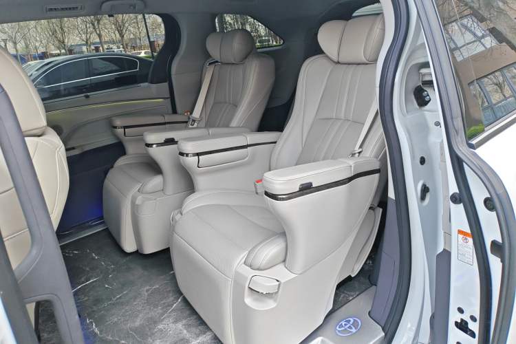 Used Toyota Granvia 2023 2.5L Hybrid Luxury Edition Left Rear Seat