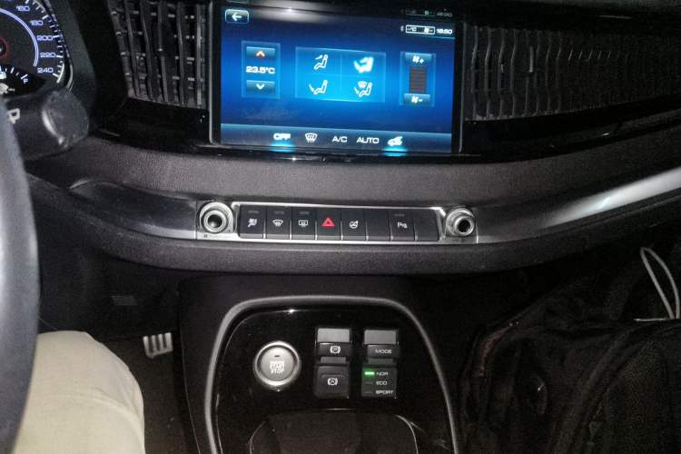 Used Haval H2s 2017 Blue Label 1.5T Dual-Clutch Luxury Model Audio And AC Panel