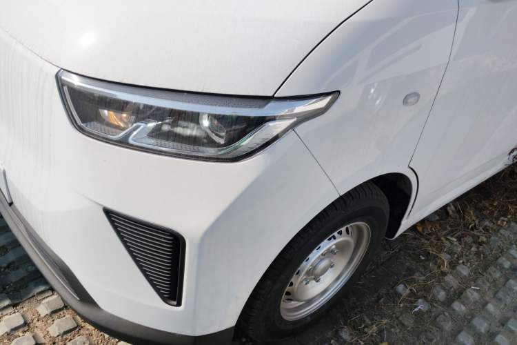 Used Wuling Yangguang 2024 300KM Comfort Version Passenger Van 75kW