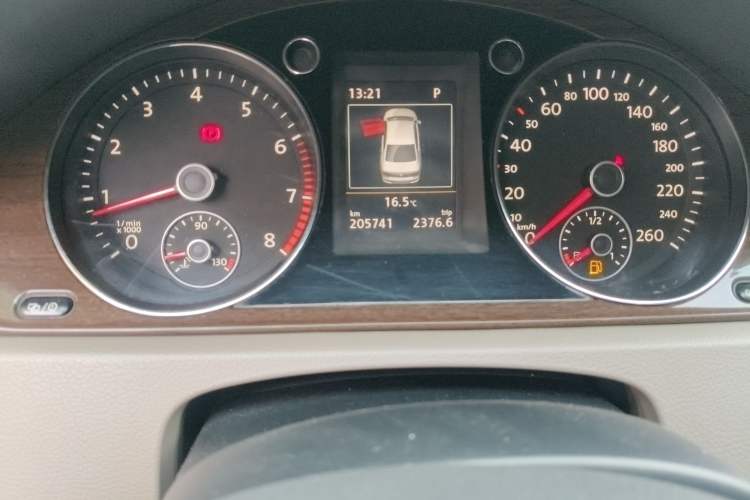 Used Volkswagen Magotan 2015 2.0 TSI Prestige Model Odometer Close Up