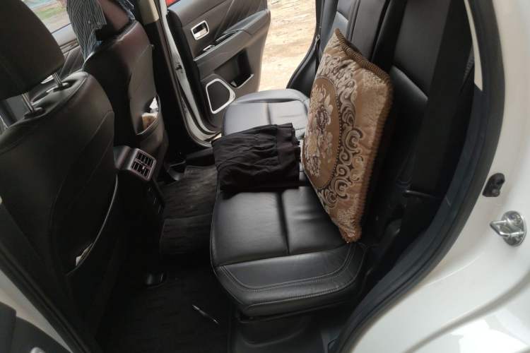 Used Mitsubishi Outlander 2019 2.4L 4x4 Zhi Xiang Edition 5 Seats China V Emission Standard