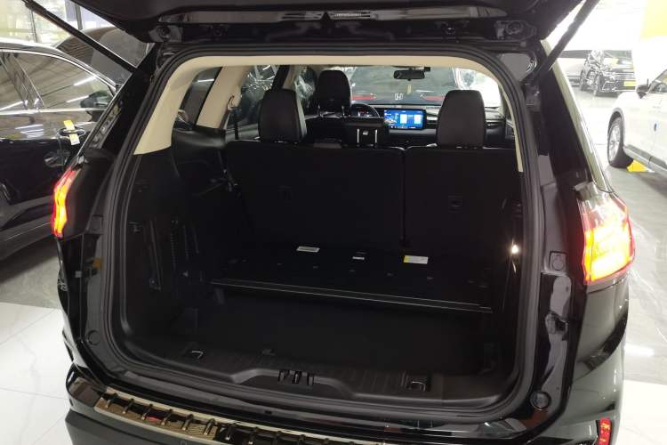 Used Ford Edge 2021 PLUS EcoBoost 245 Two-Wheel-Drive Elite 5-Seater Trunk