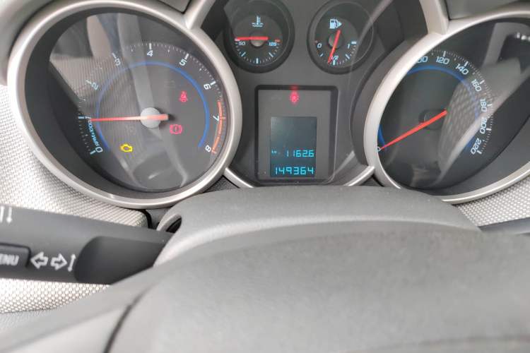 Used Chevrolet Cruze 2013 1.6L SE MT Odometer Close Up