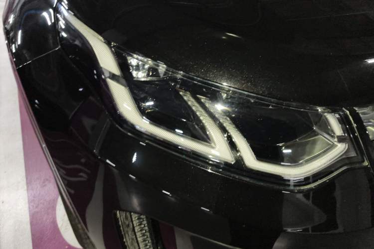 Used Land Rover Discovery Sport 2021 249 PS R-Dynamic SE Performance Tech Edition 5 Seats Right Front Headlight