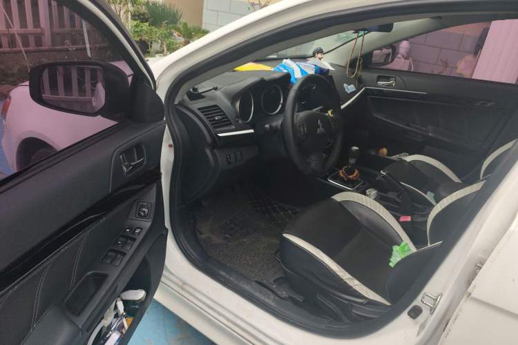 Used Mitsubishi Lancer EX 2016 1.8L Manual Black-and-White Retro Edition Driver Seat