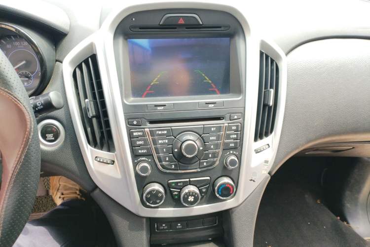 Used JMC Yusheng S350 2013 2.4T Automatic 2WD Diesel Luxury Edition 5 Seats Audio And AC Panel