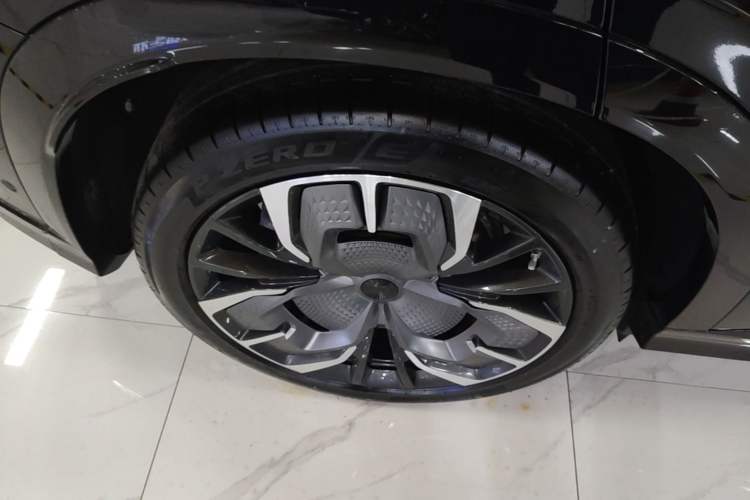 Used Hongqi Tiangong 08 2025 680 Ultra Four-Wheel-Drive Version Right Rear Wheel Hub