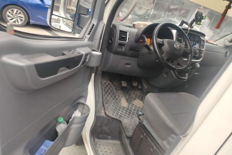 Used Dongfeng Yufeng 2021 2.3T Power King Front-Drive Logistics Van Long Wheelbase High Roof 6-9 Seats China VI Standard M9T Driver Seat