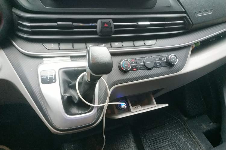 Used SAIC MAXUS Xintu V90 2022 2.0T AMT Yunjie Front-Wheel-Drive Long Wheelbase High-Roof Single-Tire Rear 7-Seater
