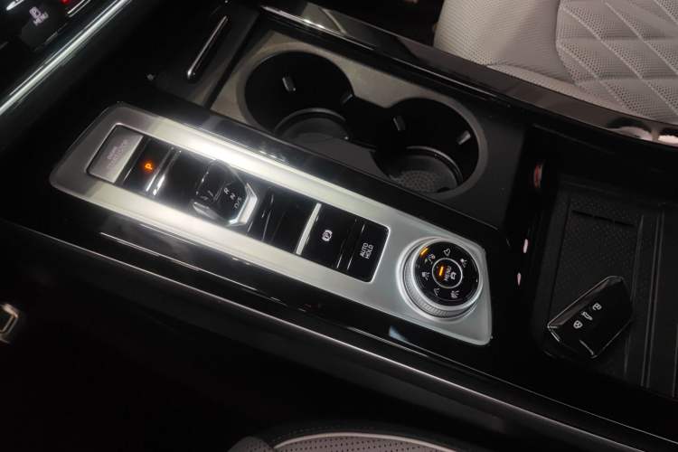 Used Volkswagen Tavendor 2024 380TSI All-Wheel Drive R-Line Blacklight Knight Edition Gear Lever