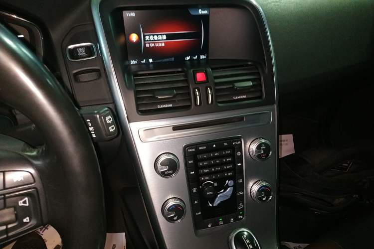 Used Volvo XC60 2017 T5 AWD Smart Upgrade Edition Audio And AC Panel