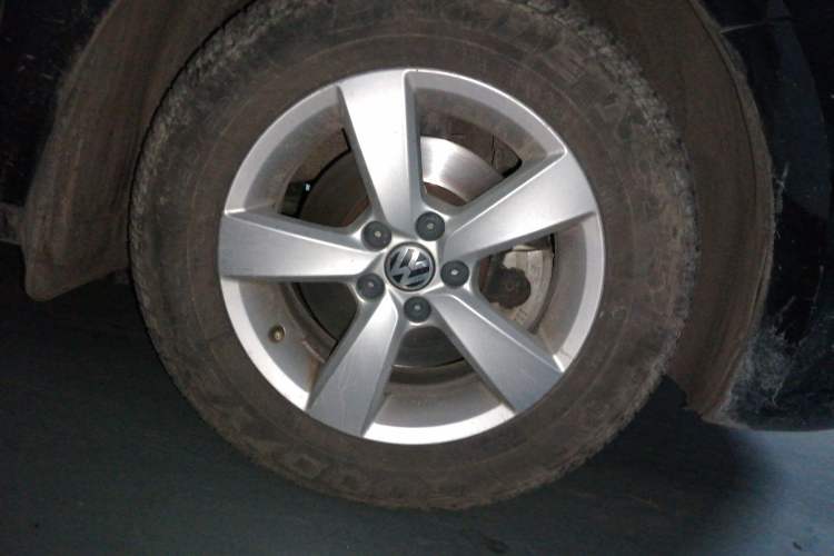 Used Volkswagen Lavida 2015 1.6L Automatic Fashion Edition Right Front Wheel Hub