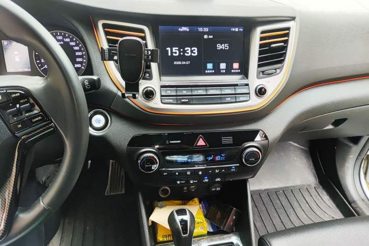 Used Hyundai Tucson 2015 1.6T Dual-Clutch Two-Wheel-Drive Smart Model Audio And AC Panel