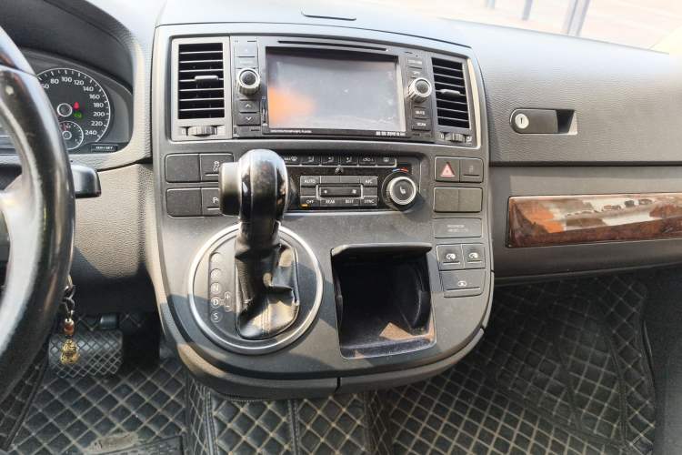 Used Volkswagen Multivan 2012 2.0 TSI Two-Wheel-Drive Luxury Edition Audio And AC Panel