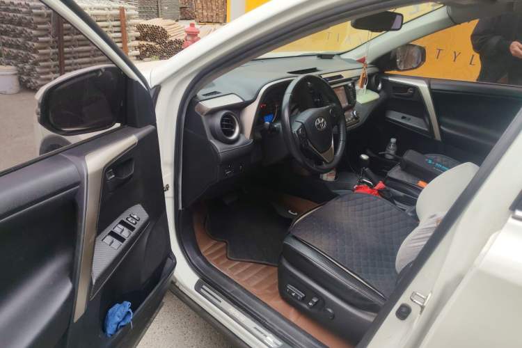 Used Toyota RAV4 2015 2.5L Automatic 4x4 Elite Edition Driver Seat